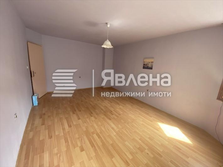 Хол/спалня