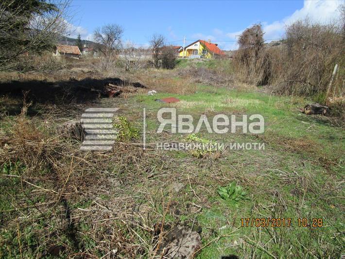 Парцел до главен път
