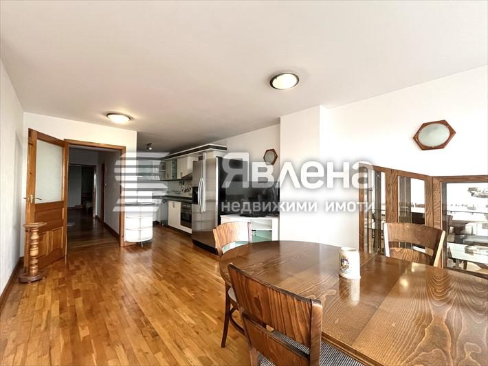 Дневна с кухня