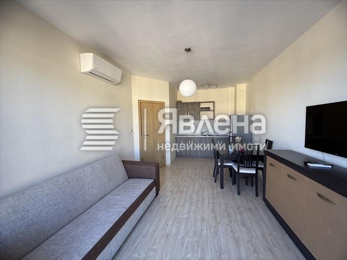 дневна с кухненска част