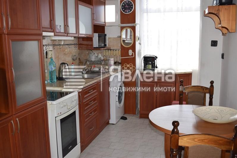 кухня с трапезария