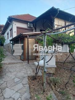 двор и къща