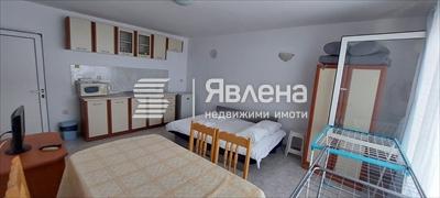хол с кухня