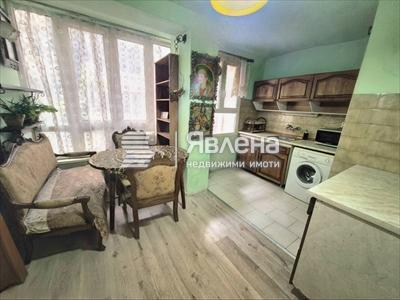 Кухня с трапезария