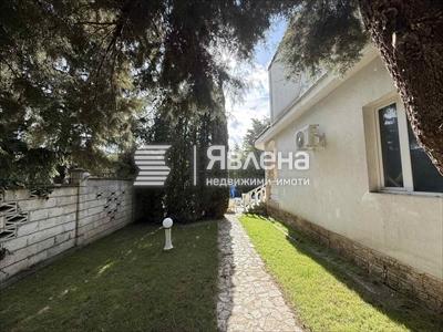 дворно място